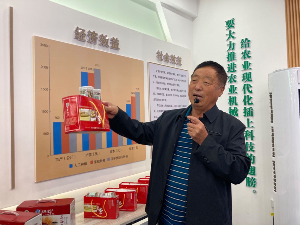 趙玉國在介紹合作社的產品。人民網記者 孝媛攝