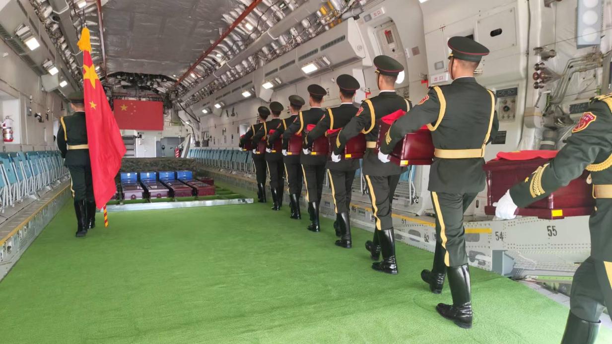 在韓國仁川國際機場，引靈手徐澤東引領中國人民解放軍儀仗司禮大隊禮兵護送英烈遺骸棺槨登上空軍“運-20”專機啟程回國?？照麄骶止﹫D