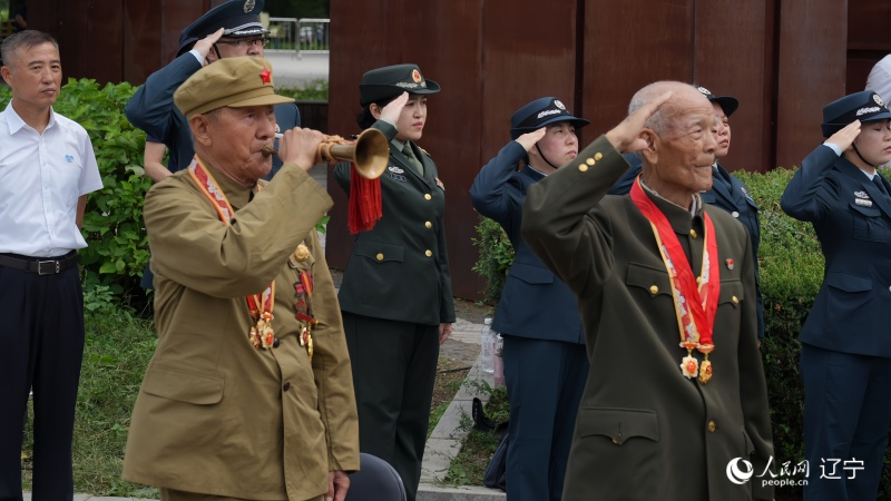 志愿軍老戰士南啟祥再次為戰友吹響了沖鋒號。人民網記者 周頌雪攝